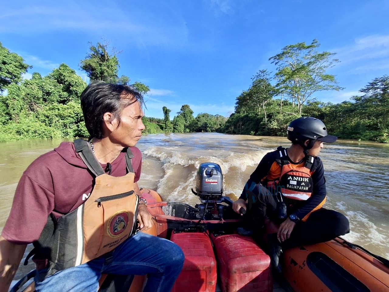 Perahu Terbalik di Sungai Meratak, Tim SAR Lanjutkan Pencarian Dua Korban Hilang Perahu Terbalik di Sungai Meratak, Tim SAR Lanjutkan Pencarian Dua Korban Hilang