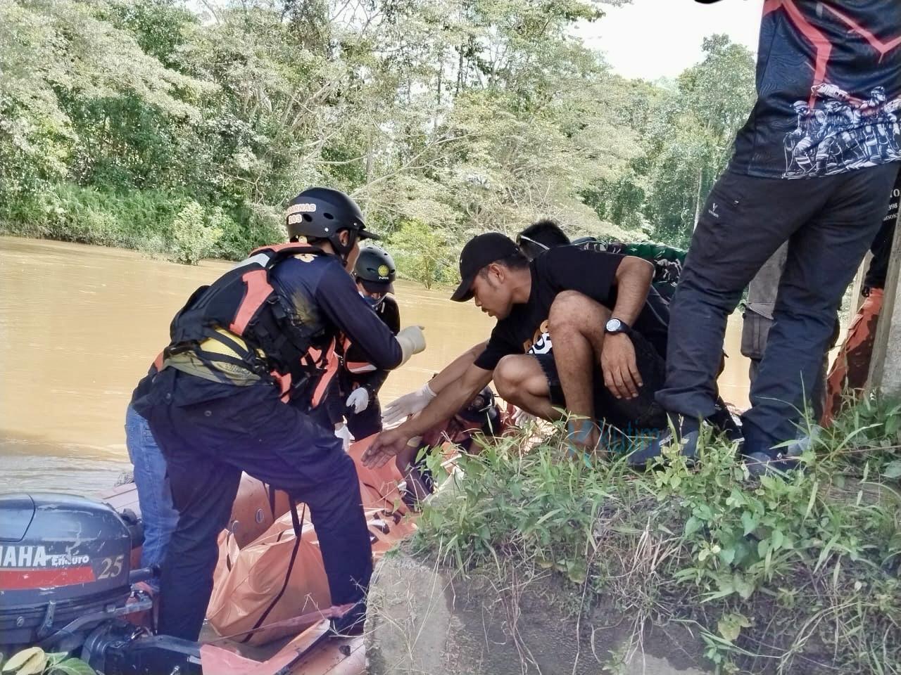1 Korban Kapal Tenggelam di Sungai Meratak Berhasil Dievakuasi 1 Korban Kapal Tenggelam di Sungai Meratak Berhasil Dievakuasi