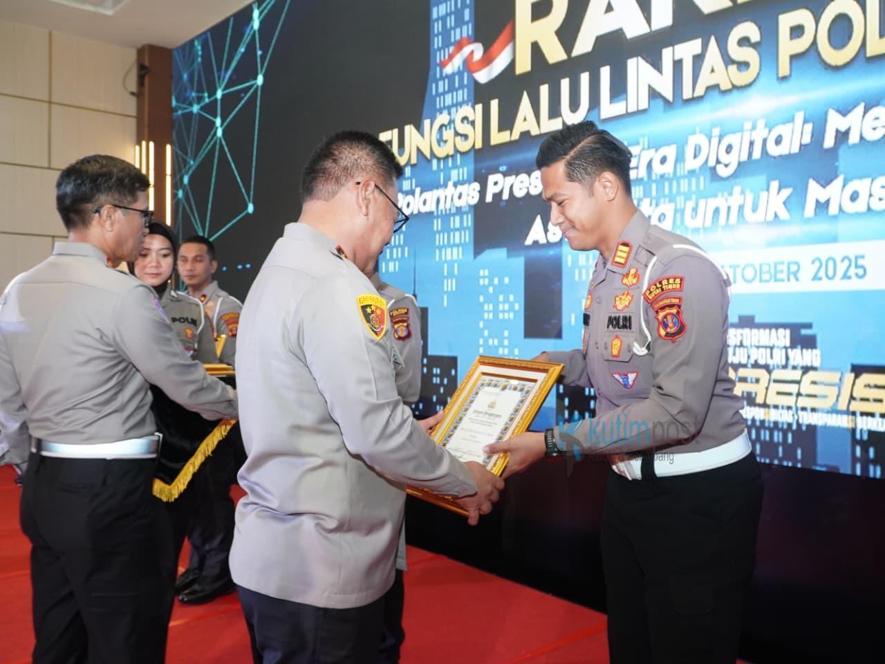 Satlantas Polres Kutim Buktikan Kinerja Terbaik, Raih Tiga Penghargaan dari Kapolda Kaltim Satlantas Polres Kutim Buktikan Kinerja Terbaik, Raih Tiga Penghargaan dari Kapolda Kaltim