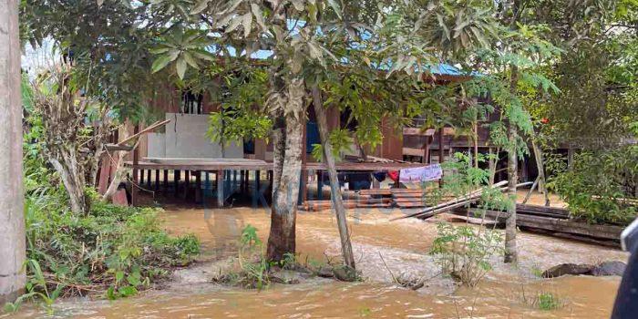 Banjir Landa RT 06 Desa Karangan Dalam, Air Capai Lutut Orang Dewasa