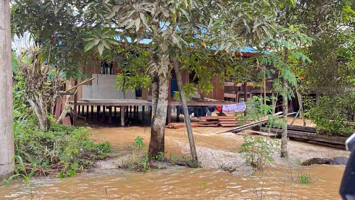 Banjir Landa RT 06 Desa Karangan Dalam, Air Capai Lutut Orang Dewasa