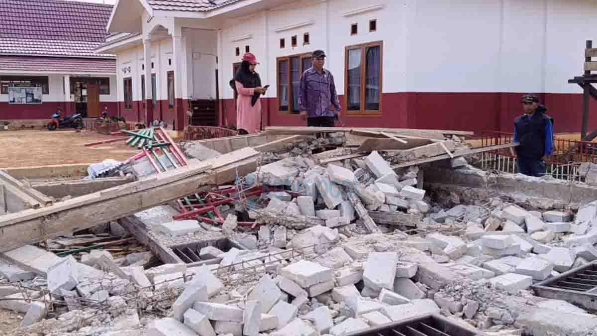 DPRD Kutim Soroti Robohnya Gedung Perpustakaan SDN 009 Rantau Pulung DPRD Kutim Soroti Robohnya Gedung Perpustakaan SDN 009 Rantau Pulung