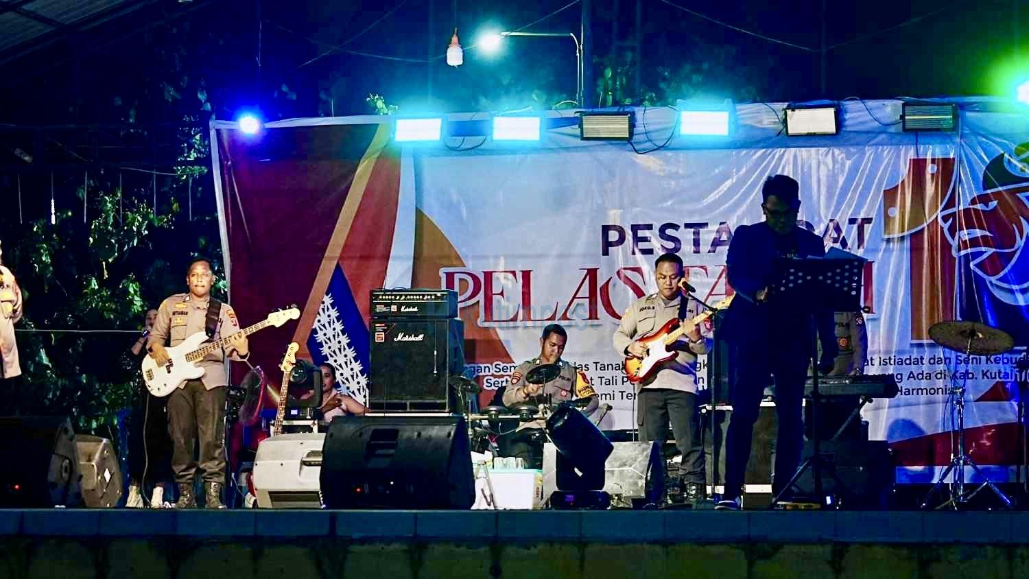 Kresna Band Polres Kutim Ramaikan Pesta Adat Pelas Tanah Kresna Band Polres Kutim Ramaikan Pesta Adat Pelas Tanah