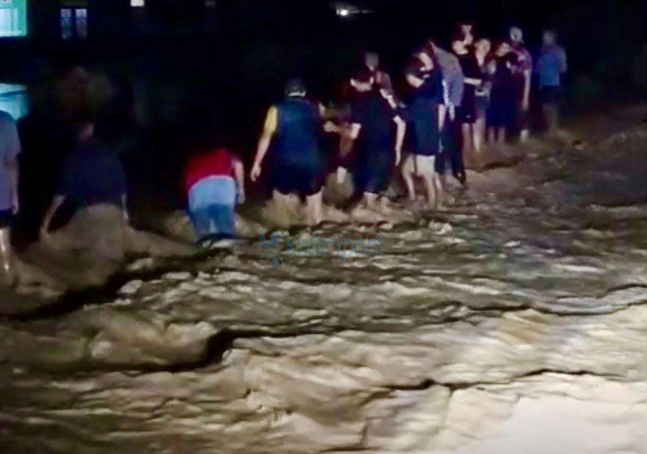 300 KK Terdampak di Karangan, Polisi dan Pemerintah Desa Lakukan Evakuasi