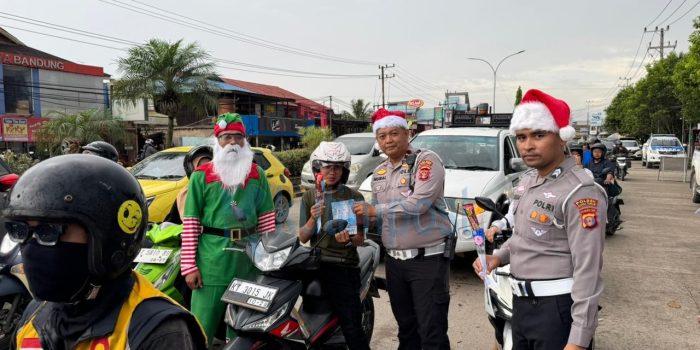 Sat Lantas Polres Kutim Kenakan Topi Santa, Edukasi Keselamatan Lalu Lintas Jelang Nataru