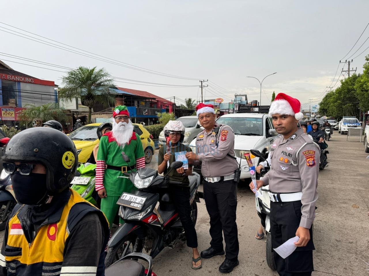 Sat Lantas Polres Kutim Kenakan Topi Santa, Edukasi Keselamatan Lalu Lintas Jelang Nataru