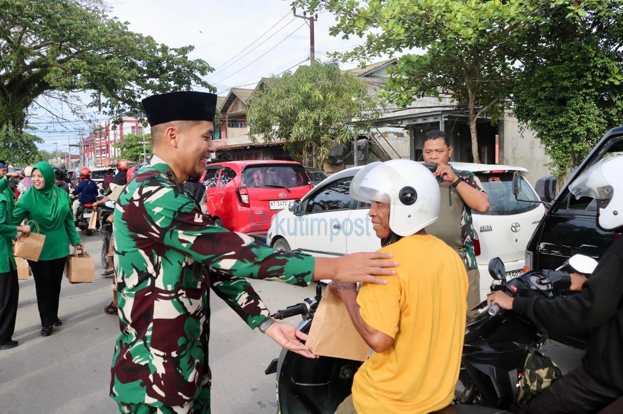 Ramadan Penuh Berkah, Kodim 0909/KTM Bersama Persit Berbagi Takjil