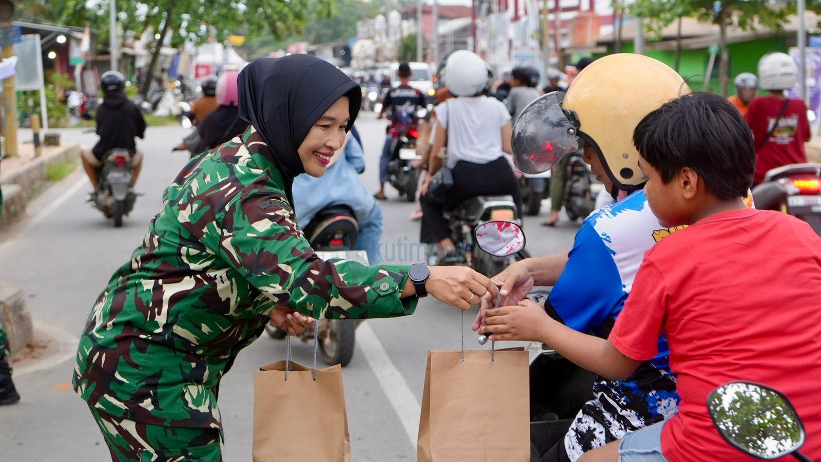 Koramil 0909-01/SGT dan Persit Bagikan 350 Takjil di Simpang 4 Sudirman Sangatta Utara