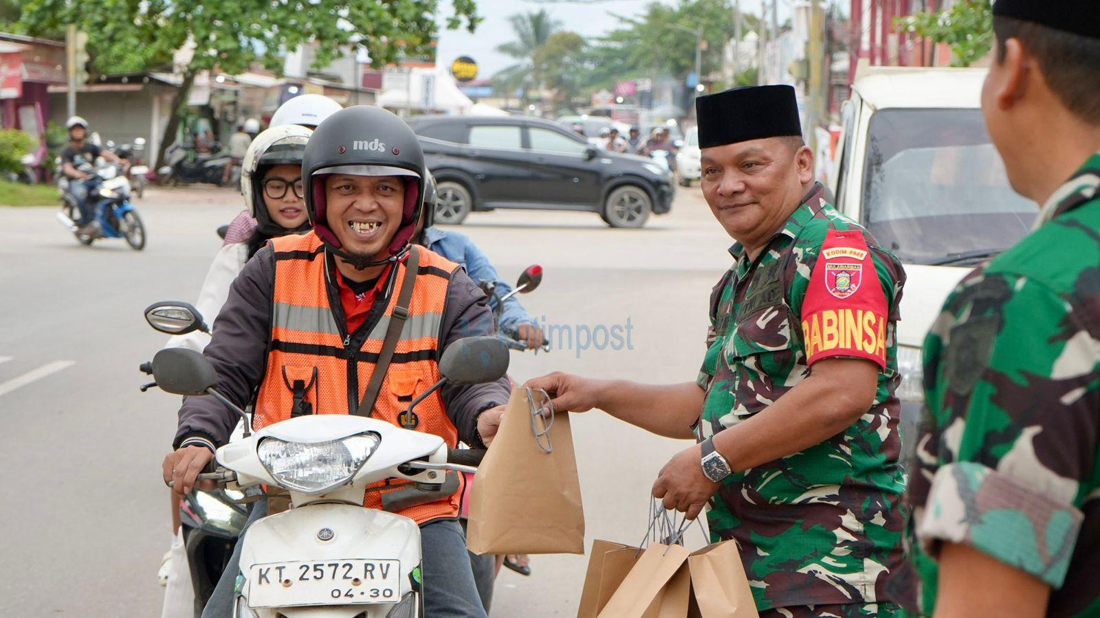 Koramil 0909-01/SGT dan Persit Bagikan 350 Takjil di Simpang 4 Sudirman Sangatta Utara