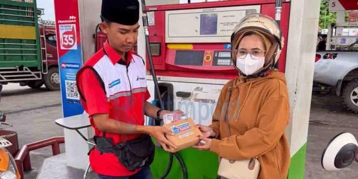 Pertamina Patra Niaga Kaltimut III Bagikan Takjil di 10 SPBU, Pastikan Stok BBM Aman Selama Ramadan