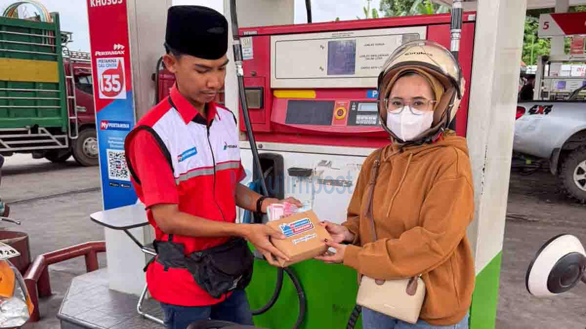 Pertamina Patra Niaga Kaltimut III Bagikan Takjil di 10 SPBU, Pastikan Stok BBM Aman Selama Ramadan Pertamina Patra Niaga Kaltimut III Bagikan Takjil di 10 SPBU, Pastikan Stok BBM Aman Selama Ramadan
