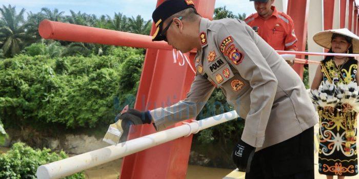 Kapolres Kutim Resmikan Jembatan Merah Putih Kolaborasi PT TNA dan PT KDA di Muara Wahau