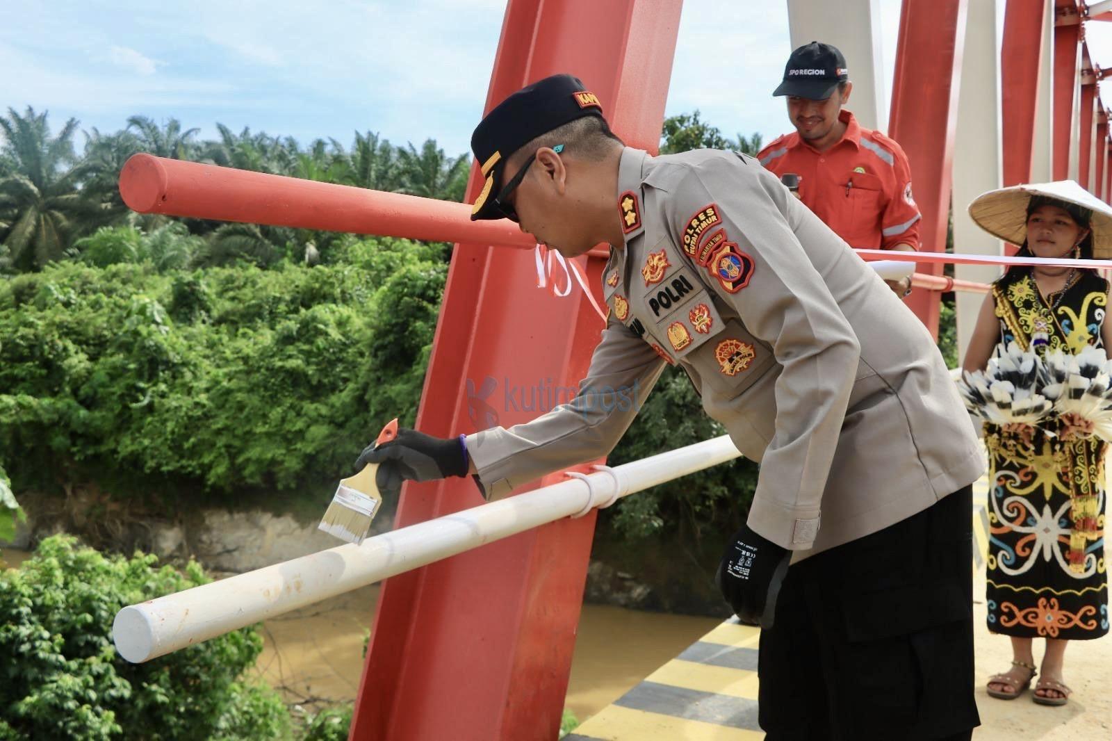 Kapolres Kutim Resmikan Jembatan Merah Putih Kolaborasi PT TNA dan PT KDA di Muara Wahau