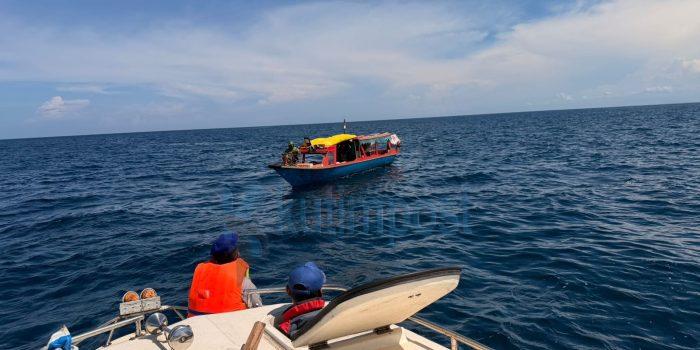 Polairud Kutim Evakuasi Kapal Pemancing Mati Mesin di Perairan Kenyamukan, 4 Orang Selamat