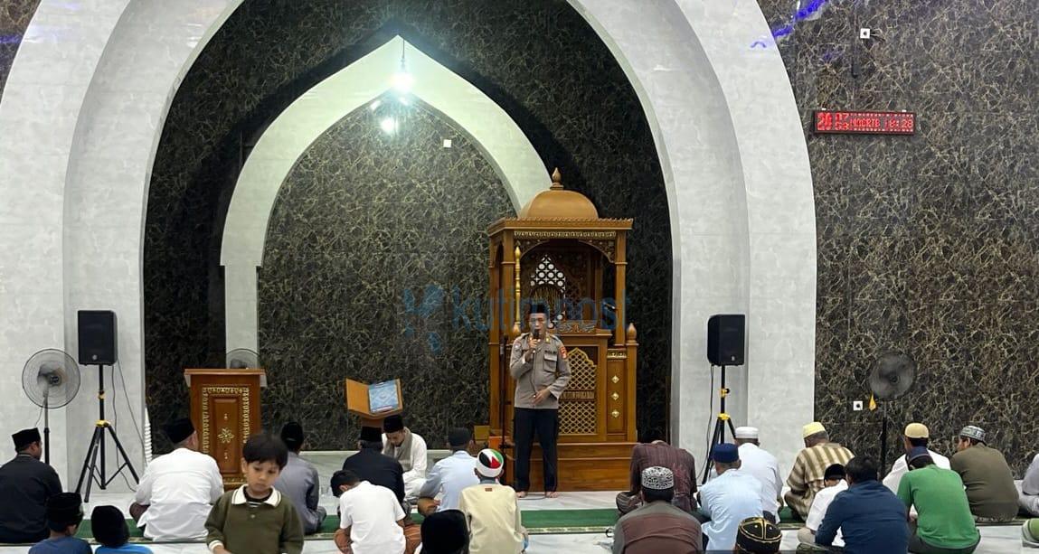 Dai Kamtibmas Ramadan, Sat Binmas Polres Kutim Ajak Jamaah Masjid Al Khautsar Jaga Keamanan