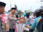 Kapolres Kutim Turun ke Jalan, Berbagi Takjil dan Hangatkan Ramadan di Sangatta Utara