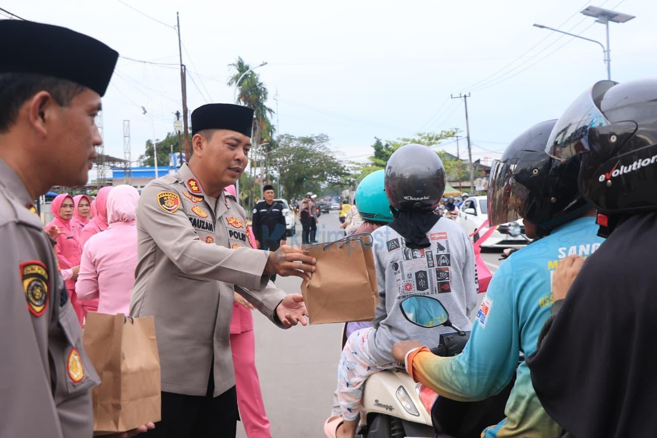 Kapolres Kutim Turun ke Jalan, Berbagi Takjil dan Hangatkan Ramadan di Sangatta Utara