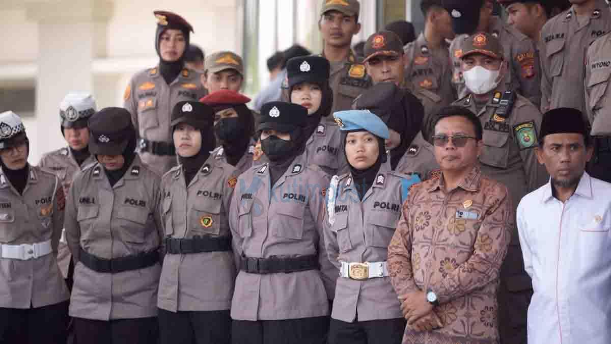 Polres Kutim Kawal Aksi Mahasiswa GMNI di DPRD Kutim