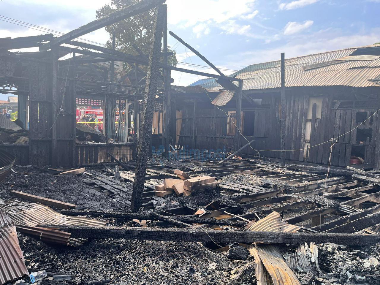 Kebakaran 3 Rumah di Bengalon Kutim, Diduga Korsleting Kebakaran 3 Rumah di Bengalon Kutim, Diduga Korsleting