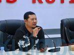 Di Balik Secangkir Kopi dan Lembar Berita