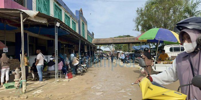 Pasar Sangatta Padat Jelang Idul Adha, Warga Keluhkan Genangan Air