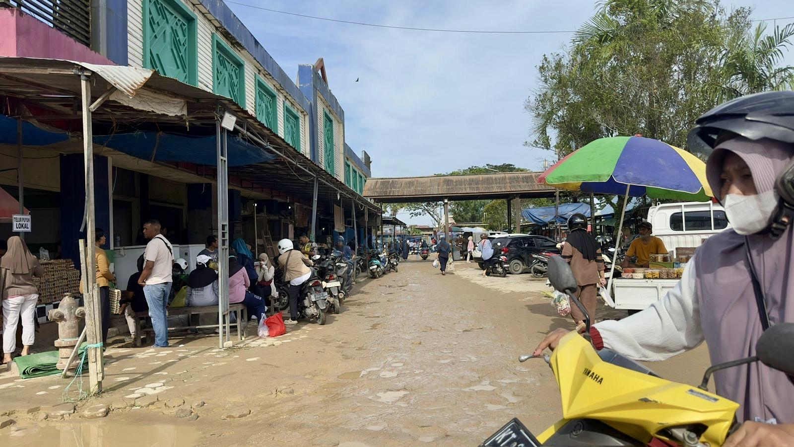 Pasar Sangatta Padat Jelang Idul Adha, Warga Keluhkan Genangan Air Pasar Sangatta Padat Jelang Idul Adha, Warga Keluhkan Genangan Air