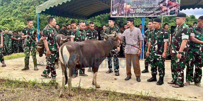 Danbrigif TP 32/Mangkalihat Tekankan Semangat Berbagi Saat Pemotongan Hewan Qurban