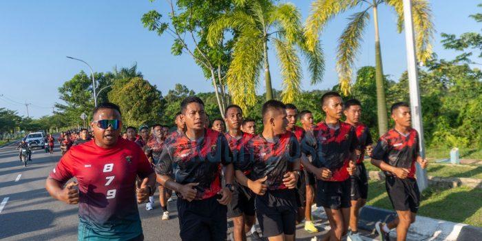 Prajurit Yonif TP 879/Rangkok Cakti Gelar Lari Sore Keliling Kota Sangatta