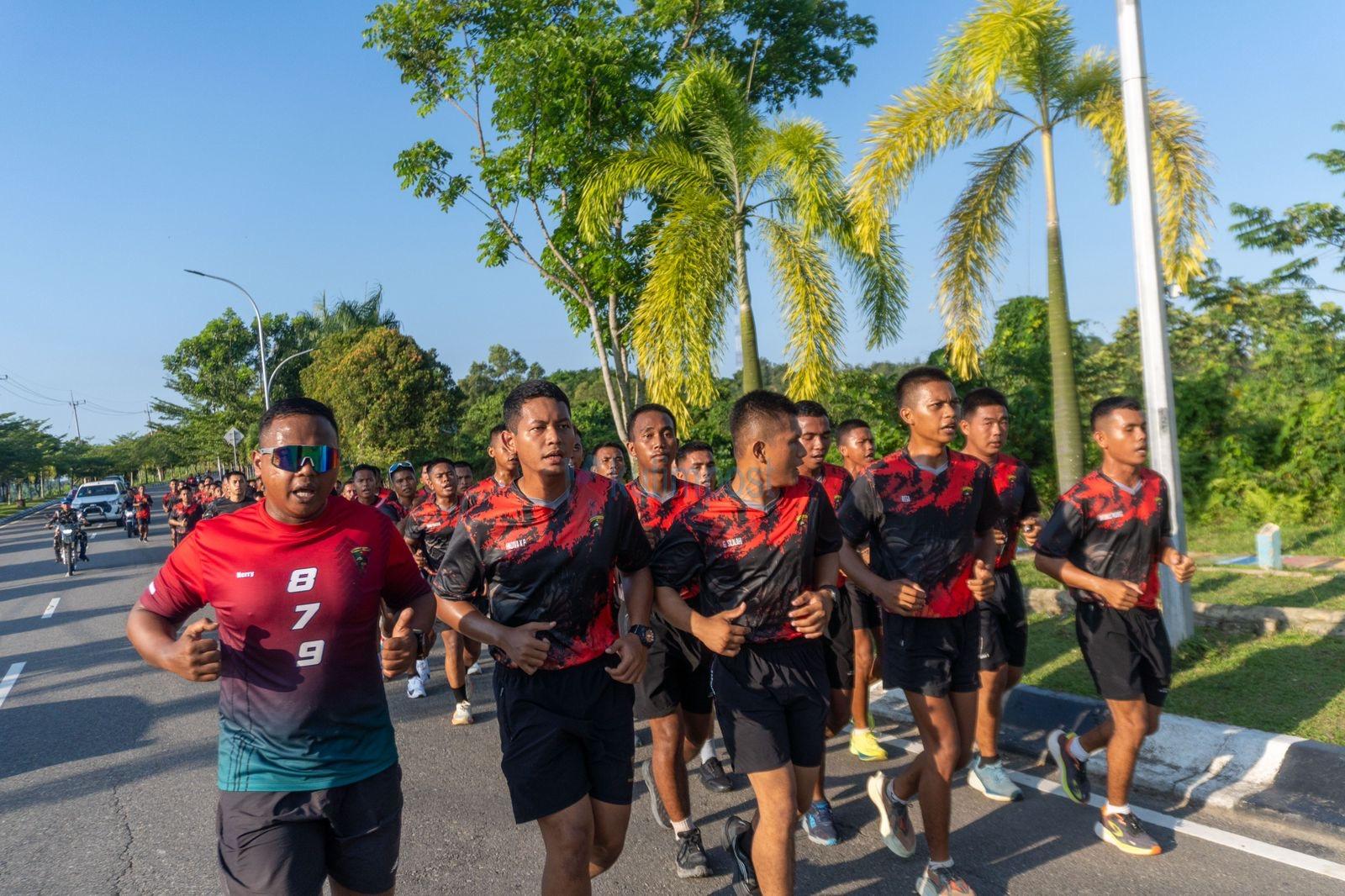 Prajurit Yonif TP 879/Rangkok Cakti Gelar Lari Sore Keliling Kota Sangatta