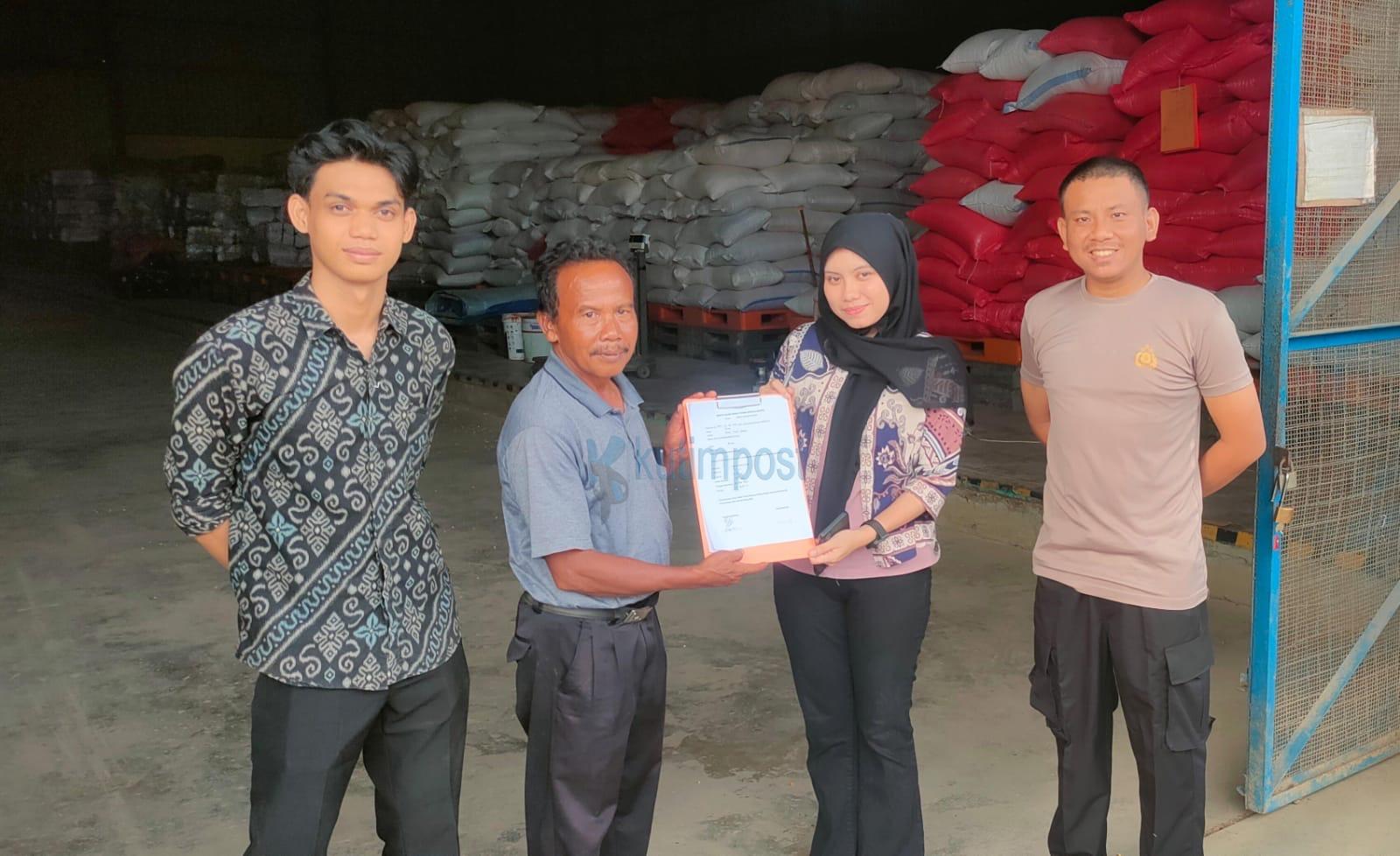 Polsek Muara Bengkal Dampingi Pengiriman 2,1 Ton Jagung Hibrida ke Bulog Samarinda Polsek Muara Bengkal Dampingi Pengiriman 2,1 Ton Jagung Hibrida ke Bulog Samarinda