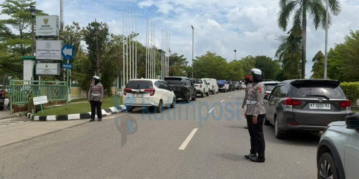Srikandi Polwan Polres Kutim Tampil di Tengah Masyarakat, Amankan dan Atur Lalu Lintas Saat Sholat Jumat