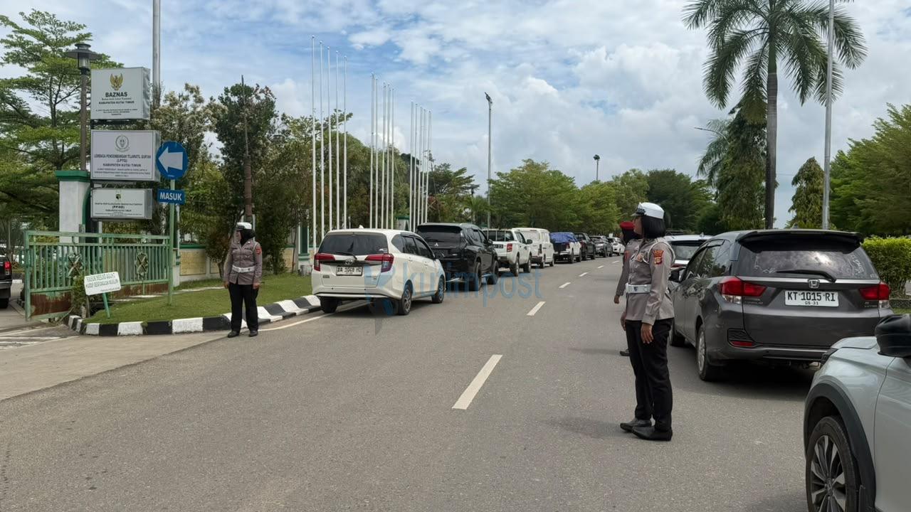 Srikandi Polwan Polres Kutim Tampil di Tengah Masyarakat, Amankan dan Atur Lalu Lintas Saat Sholat Jumat