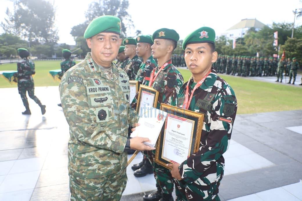 Hargai Prestasi Prajurit, Pangdam VI/Mulawarman Anugerahkan Penghargaan kepada Personel Brigif TP 32/Mangkalihat Hargai Prestasi Prajurit, Pangdam VI/Mulawarman Anugerahkan Penghargaan kepada Personel Brigif TP 32/Mangkalihat