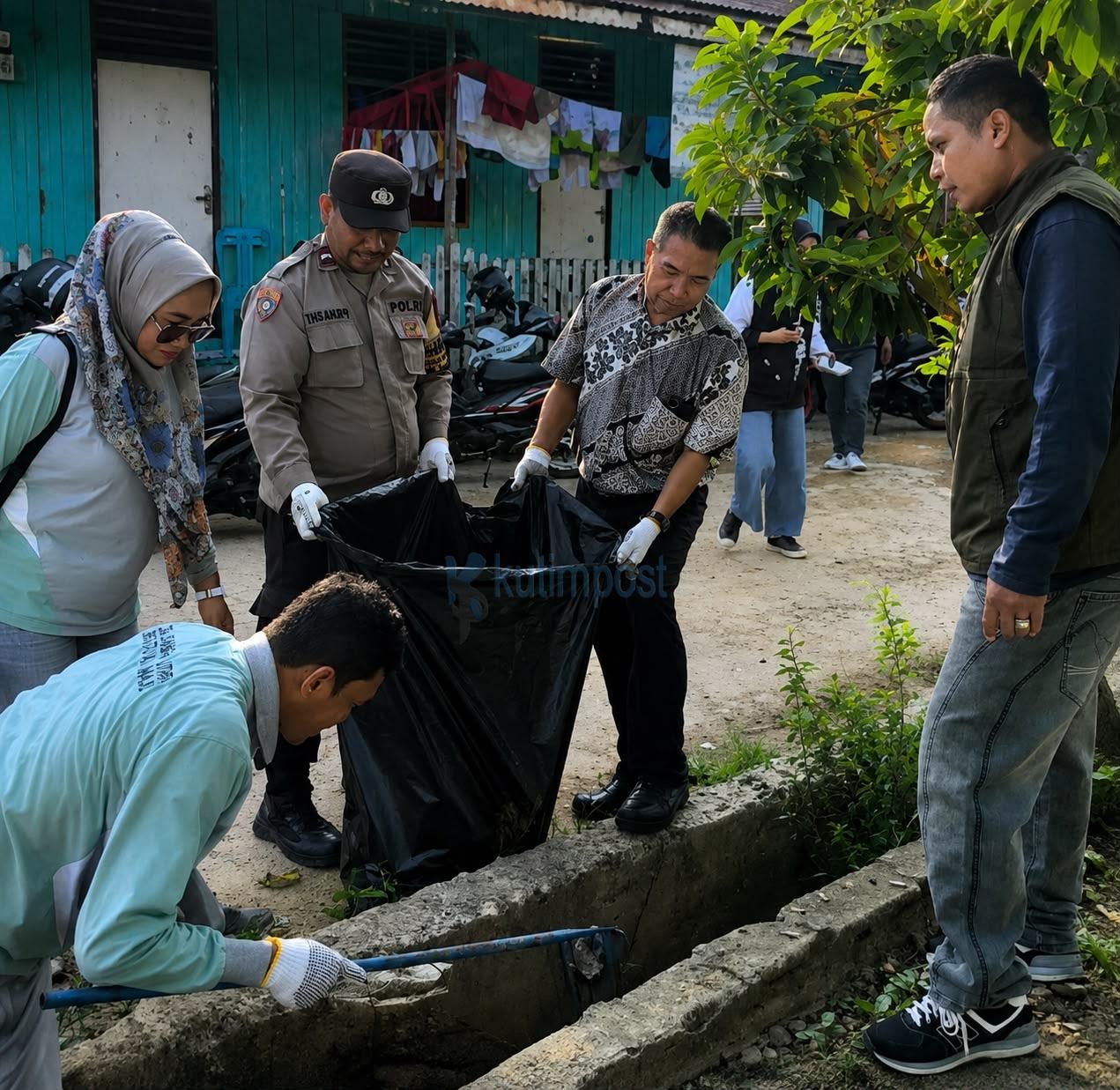 Jumat Bersih Polsek Sangatta Utara Sasar Teluk Rawa, Warga Diajak Peduli Lingkungan