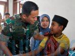 Sunatan Massal HUT ke-1 Brigif TP 32/Mangkalihat, Senyuman Danbrigif Hangatkan Kebahagiaan Anak-anak