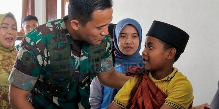 Sunatan Massal HUT ke-1 Brigif TP 32/Mangkalihat, Senyuman Danbrigif Hangatkan Kebahagiaan Anak-anak