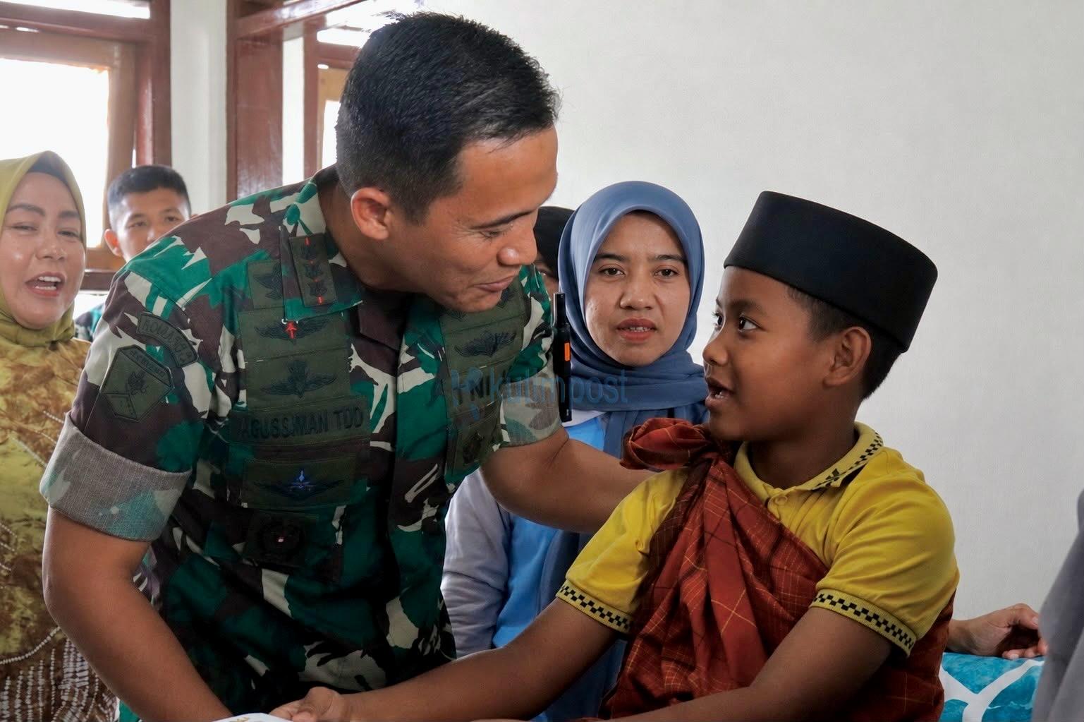 Sunatan Massal HUT ke-1 Brigif TP 32/Mangkalihat, Senyuman Danbrigif Hangatkan Kebahagiaan Anak-anak