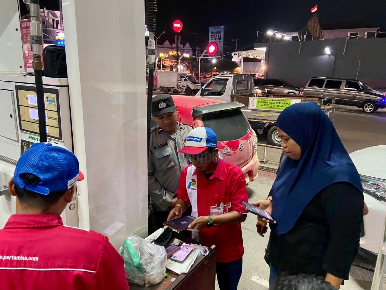 Polsek Sangatta Utara Perketat Pengamanan SPBU Depan STC, Barcode dan STNK Dicek