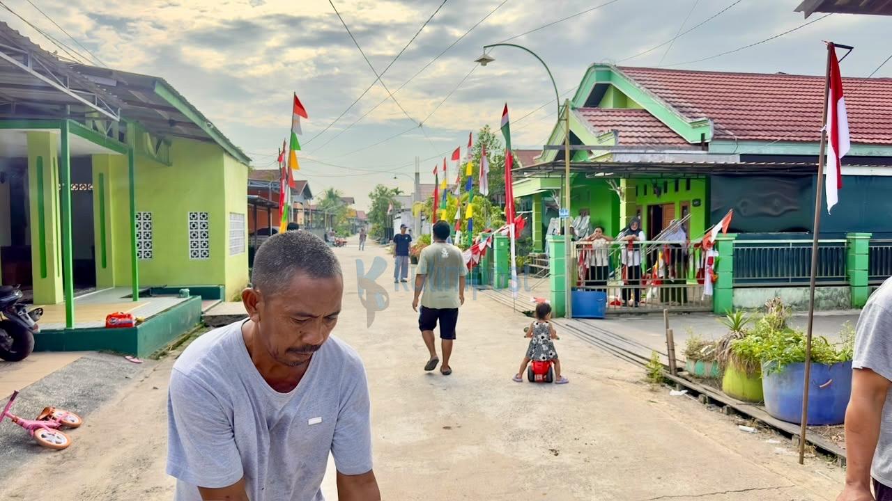 Semangat Kemerdekaan Mulai Terasa! Warga Gang Musholla Dalam Gotong Royong Percantik Lingkungan