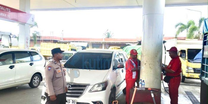 SPBU Depan STC Sangatta Dijaga Polisi, Pengisian BBM Diawasi Ketat