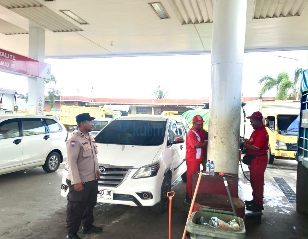 SPBU Depan STC Sangatta Dijaga Polisi, Pengisian BBM Diawasi Ketat