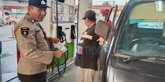 Polsek Sangatta Cek Barcode dan STNK di SPBU Sangatta, Ini Tujuannya