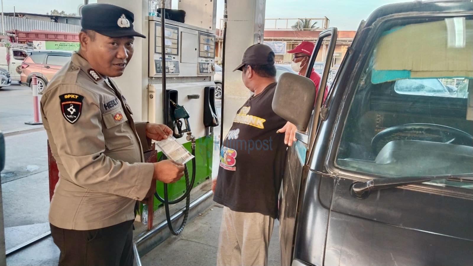 Polsek Sangatta Cek Barcode dan STNK di SPBU Sangatta, Ini Tujuannya