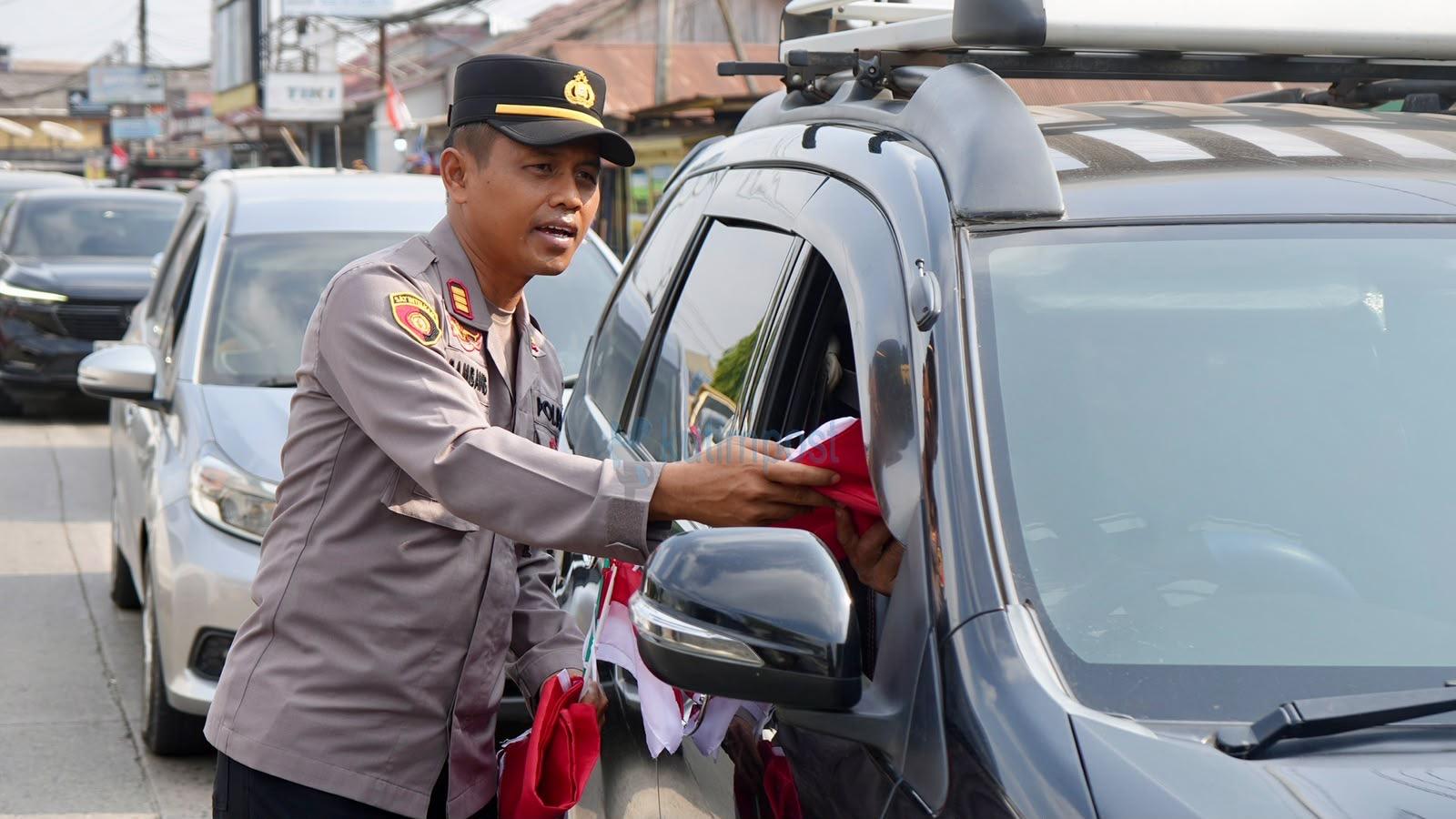 Gerakan Seribu Bendera Menggema di Sangatta! Forkopimda dan Kapolsek Turun ke Jalan Gerakan Seribu Bendera Menggema di Sangatta! Forkopimda dan Kapolsek Turun ke Jalan