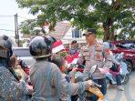 Jelang HUT RI ke-81, Polsek Sangatta Utara Turun Bagikan Bendera Merah Putih ke Warga