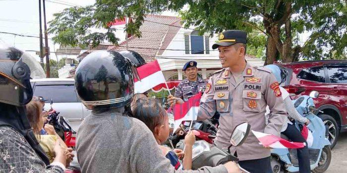 Jelang HUT RI ke-81, Polsek Sangatta Utara Turun Bagikan Bendera Merah Putih ke Warga