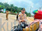 Kapolsek Muara Wahau Kawal Pembagian Masker dan Vitamin untuk Warga