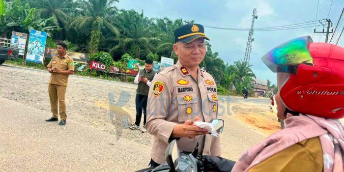 Kapolsek Muara Wahau Kawal Pembagian Masker dan Vitamin untuk Warga