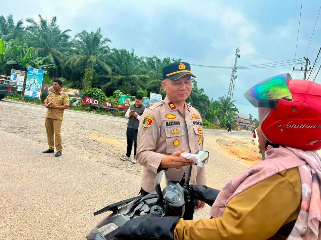 Kapolsek Muara Wahau Kawal Pembagian Masker dan Vitamin untuk Warga