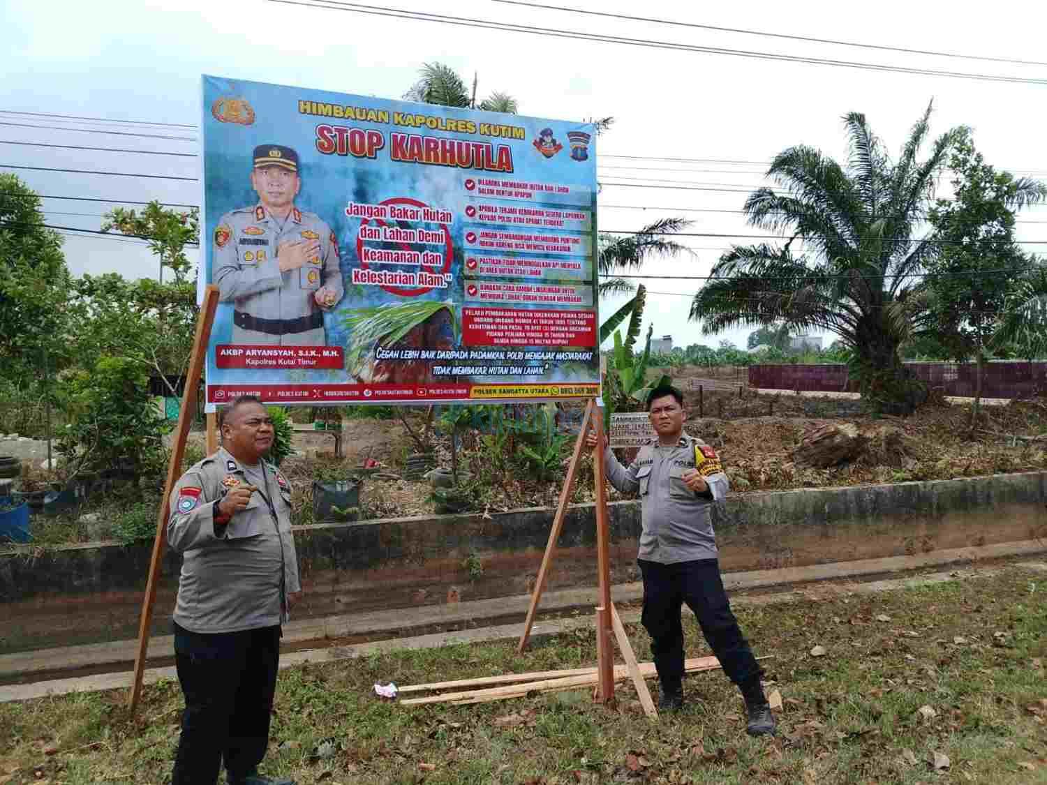 Polsek Sangatta Utara Pasang Lima Spanduk Stop Karhutla di Sejumlah Titik Polsek Sangatta Utara Pasang Lima Spanduk Stop Karhutla di Sejumlah Titik